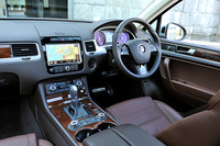 2代目は、インテリアの質感もさらにアップした。写真は、「ハイブリッド」。「V6」ではウッドデコラティブパネルはオプション扱いとなる。
