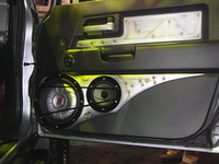 キッカーのデモカーはフロントドアにCOMP VTサブウーファーを搭載。