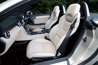 ヘッドレスト下部から温風を流すエアスカーフやレザーシート、アルミ製のロールオーバーバーや本革巻きのシフトノブなどは、エントリーグレードのテスト車ではセットオプション扱いとなる。