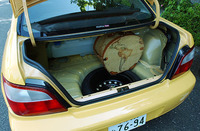 軽量化のため、トランクマット、ボード、トリムを削除。ボディパネルが剥き出しだ。運転席に備わるトランクオープナーもなくなったため、鍵を使って開けなくてはならない。