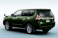 新色のダークグリーンマイカを選択した「ランドクルーザープラドTZ」。
    