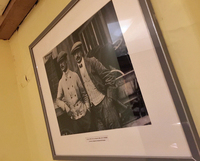 ホテルのロビーに掲げられた写真。ヴォワザンの創立者シャルル（1882-1912年）とガブリエル（1880-1973年）の、ヴォワザン兄弟である。