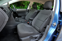 
    シートも全面的に設計し直され、座り心地のよさや、長時間のドライブでも疲れない快適性が追求された。「コンフォートライン」で選べるシート表皮はファブリックのみ。
    