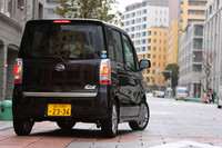 カスタム系の燃費（10・15モード）は、FF車が19.0〜21.5km/リッター（CVT）、4WD車は18.2（4AT）〜19.0km/リッター（CVT）。
	
	【スペック】タントエグゼカスタムRS：全長×全幅×全高＝3395×1475×1730mm／ホイールベース＝2490mm／車重＝920kg／駆動方式＝FF／0.66リッター直3DOHC12バルブターボ（64ps/6000rpm、10.5kgm/3000rpm）／価格＝157万円（テスト車＝184万4190円／オプション色：クリムゾンブラッククリスタルマイカ＝2万6250円／ワイド地デジカラーHDDナビ＝24万7940円）