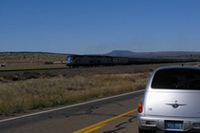 サンタフェ鉄道が道路と絡みながら敷設されており頻繁に列車を目にする。そのほとんどは90〜130両と長く長く連結されている。