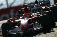 雨の予選で14番グリッドと後方からスタートせざるを得なかったミハエル・シューマッハー。スタート直後の混乱で一気に7つもポジションをあげたが、その後はアロンソ、ライコネンの若手に追われ追い抜かれ、最終的に7位でゴール。世代交代を予感させる一戦だった。（写真＝KLM Photographics J） 