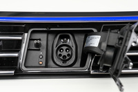 フロントグリルに設けられた充電ポート。満充電に要する時間は約4時間。急速充電には対応していない。