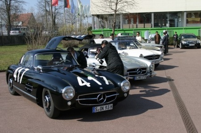 手前から、300SL クーペ＆ロードスター、250SLロードスターなど、歴代SLの面々。奥にはさりげなく、SLRマクラーレンとマイバッハが停まっている……。