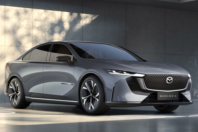 マツダが北京で4ドアセダンとSUVの電気モデルを同時に発表 【ニュース