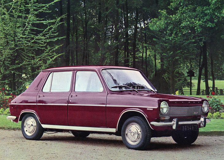 1967年「シムカ1100」。フィアットが設計したリアエンジンの「シムカ1000」から、本家に先んじてジアコーザ式FFに転換。シャシーは独自設計で「ルノー4」に似た4輪トーションバーのサスペンションを持つ。写真の5ドアのほか3ドアもあった。