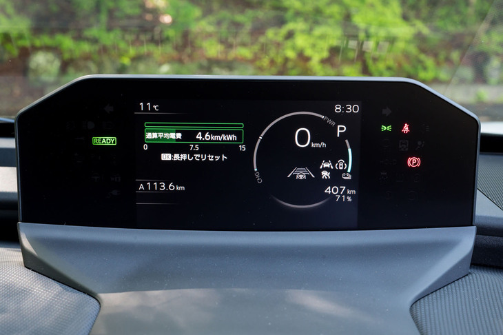 7インチTFTフルグラフィックメーターは、運転中の視線移動を減らすべく、ステアリングホイールの上から見るかたちでレイアウトされる。