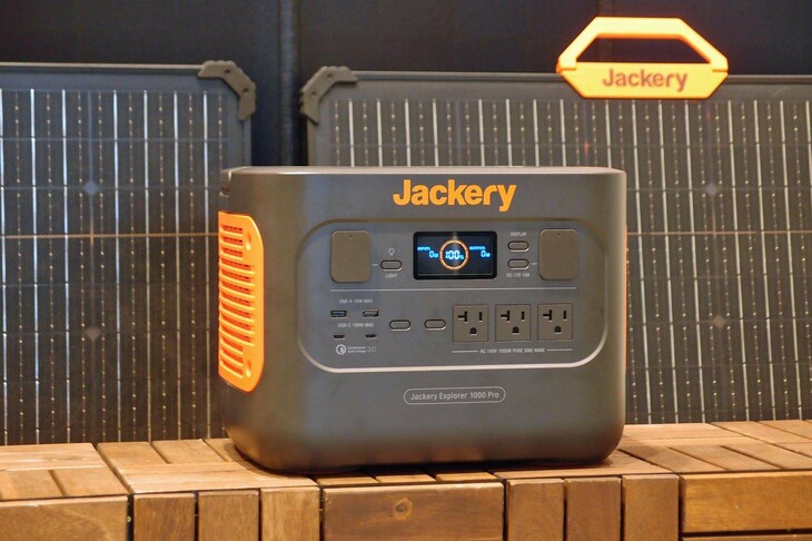 そしてこちらが本日の主役、「1000 Pro」。ネーミングの数字は「定格出力1000W」に由来しており、“Pro”は併売される「1000」という従来モデルに対して充電・入力のパフォーマンスや寿命がアップしたハイスペック仕様であることを示している。1000との違いは明らかで、AC充電による満充電までにかかる時間は1000の7.5時間に対し、1000 Proは1.8時間。4分の1以下の短時間で完了できる。さらにサイクル数（充電回数）も1000の500回に対して1000 Proは1000回と2倍になっている。