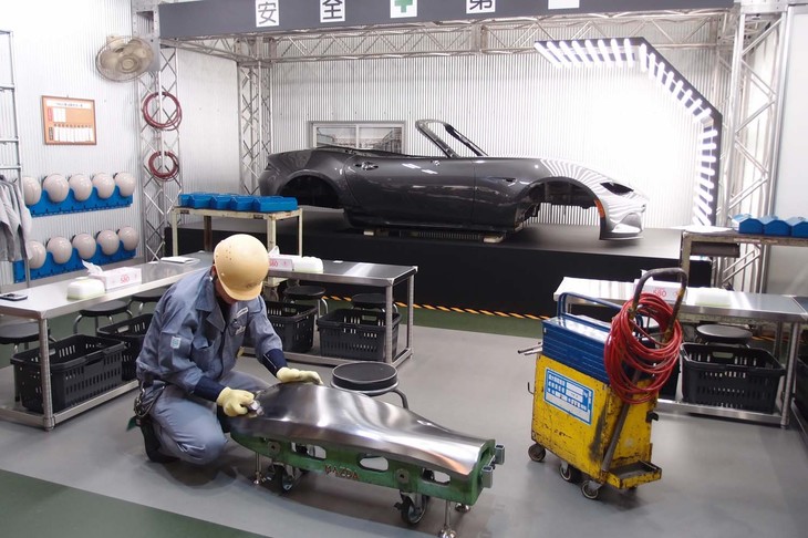 マツダのコーナーは見た目にもマニアック。奥に見える「ロードスター」の車体だけでなく、ホンモノにこだわって、すべての工具・備品を同社の工場から取り寄せた。