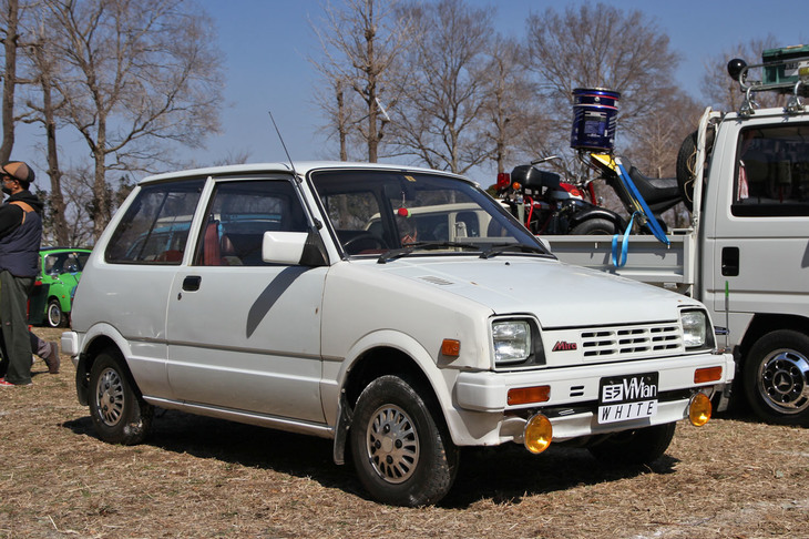 「ダイハツ・ミラViVianホワイト」。1985年に2代目ミラに設定された、当時の軽に数多く存在した主として女性向けの特別仕様車。ホワイトのボディーにアルミホイール、ブロンズガラス、フルファブリックシートなどを標準装備。