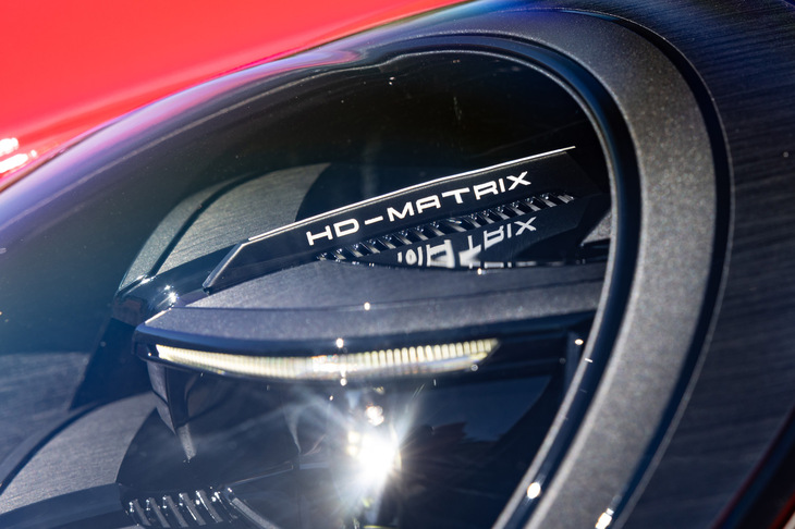 オプションで用意されるHDマトリクスLEDヘッドライト。3万2000個以上の光点を備え、ハイビームの照射範囲をピクセル単位で精緻に調整できる。