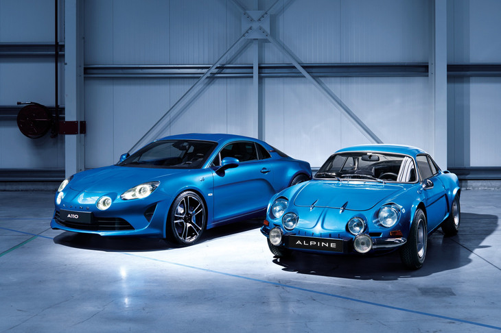 アルピーヌブランド復活の旗手となった新型「アルピーヌA110」（左）と、1960～1970年代にかけて活躍した“オリジナル”の「A110」（右）。