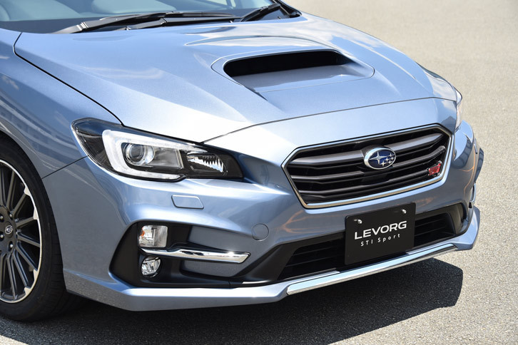 フロントまわりでは、ロワグリル周辺の意匠が他のグレードとは大きく異なる。