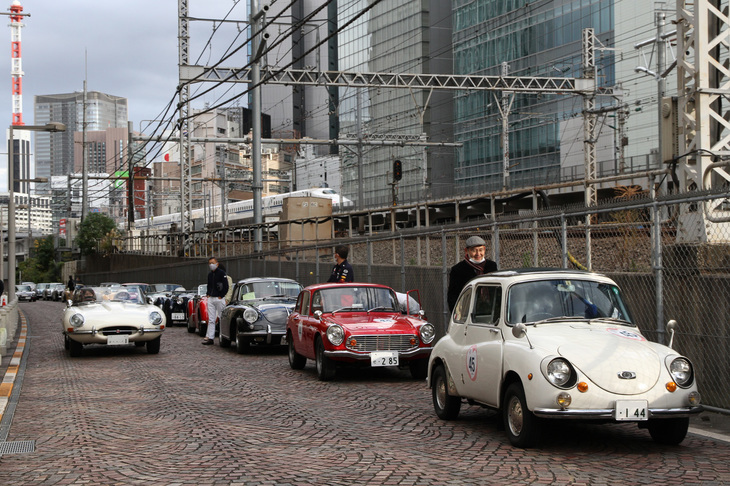 汐留西公園への入場に備え、イタリア街の裏手にあるJRの線路と並行した道で待機する参加車両。手前の1969年「スバル360」のオーナーが「こんなクルマでエントリーできるとは思ってませんでした」と語っていたが、それがコッパ ディ東京のいいところ。そもそもスバルも後ろにいる「ホンダS600クーペ」も、世界に誇る日本のクラシックだし。
