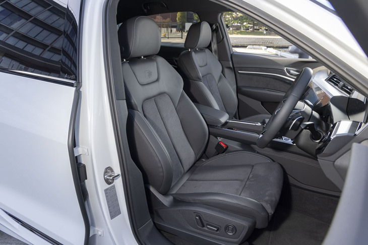 日本仕様の「Q8 e-tron」は全車がスポーティーな仕立ての「Sライン」仕様のため、フロントにスポーツシートを装備する。バックレストは「S line」ロゴ入りだ。