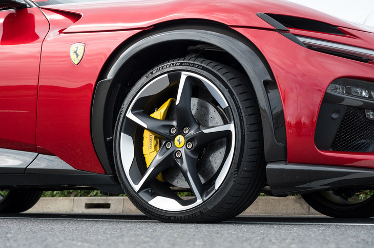 ホイールは前が22インチ、後ろが23インチと特大サイズ。試乗車にはミシュランの高性能スポーツタイヤ「パイロットスポーツ4 S」が装着されていた。