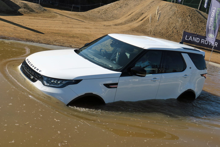 池の中を悠然と進む「ディスカバリー」。トルクフルなディーゼルエンジンとローレンジの組み合わせで、強力な水の抵抗もなんのその。