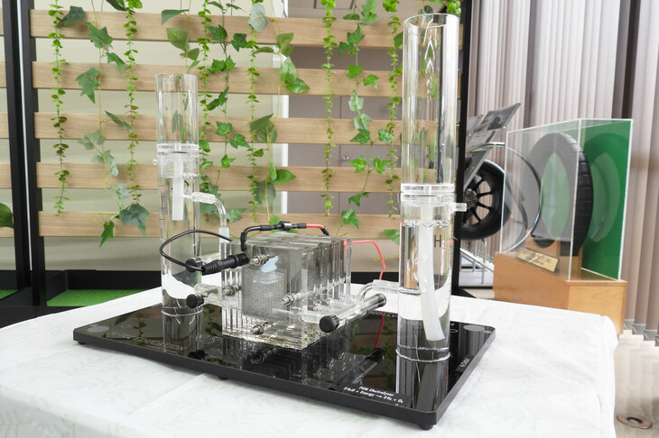 同じくエントランスには、水を電気分解して水素を生成する、お手製の模型が展示されていた。