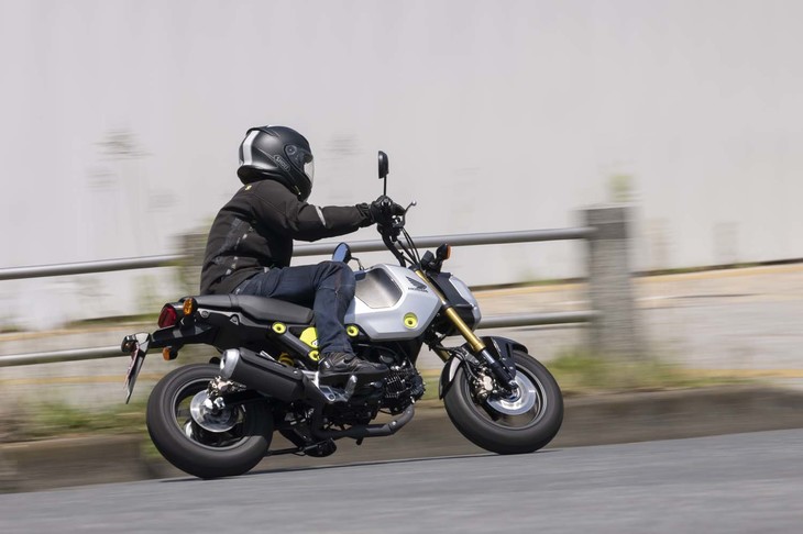 絶対的な速度は低くとも、スポーツ走行が満喫できる新型「グロム」。コーナリング時の安定性も大きなセリングポイントとされている。