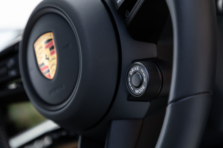 ステアリングホイールの右下に配置される走行モードセレクター。ダイヤルスイッチの中央部には、操作によって約20秒間フルブースト状態を維持する「スポーツレスポンススイッチ」が備わる。