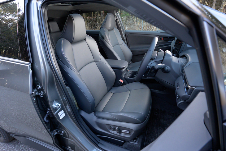 シート表皮は合皮で、着座位置はちょっと高め。改良前はライトグレーも選べたのだが、ブラックのみの設定になってしまった。