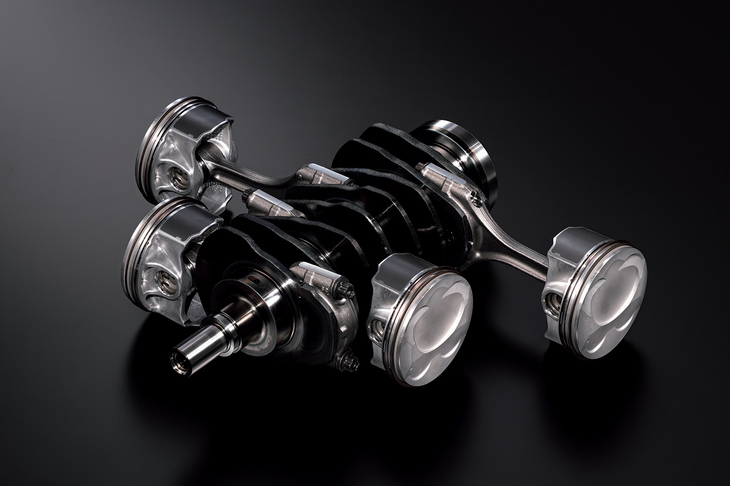 「BRZ STI SportタイプRA」のエンジンに使用されるピストンとコンロッド、クランクシャフト。