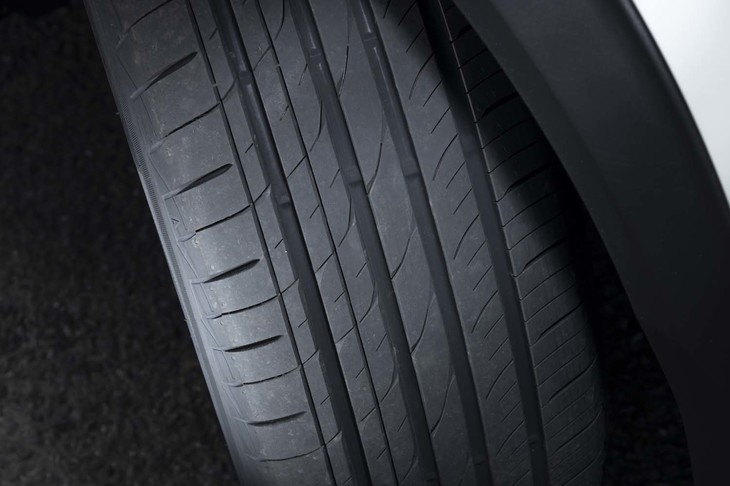 静粛性向上にあたっては、内側と外側のブロックの配置を異なる間隔とすることでピッチノイズを軽減。内側（写真右）ブロックにレイアウトされた細かなサイプの消音効果も大きい。