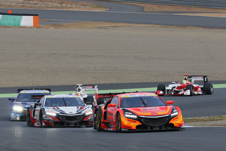 「NSX CONCEPT-GT」とスーパーフォーミュラのマシンがコース上を一緒に走る。ふだん見られないシーンが楽しめるのもHonda Racing THANKS DAYの醍醐味（だいごみ）だ。