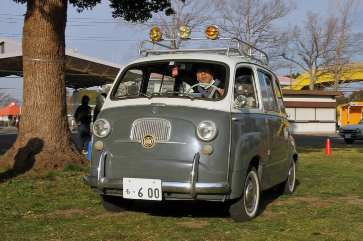 会場入りする「フィアット600ムルティプラ」。1956年に誕生した、こう見えても6人乗りの元祖ミニ・ミニバン（？）。イタリアではタクシーにも使われた。