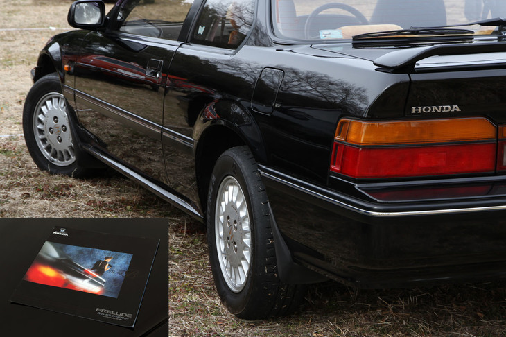 写真27枚目左側の2代目「プレリュード 2.0Si」は、「プレステージ ブラック」という特別仕様車。標準のアルミホイールに代えて純正オプションのマグネシウムホイールを装着している。写真は上級グレードにオプション設定されていた、高速走行時には後輪が前輪と同方向、車庫入れなど低速時には後輪が前輪と逆方向にステアする機械式アクティブ4WS（4輪操舵）を作動させた状態。