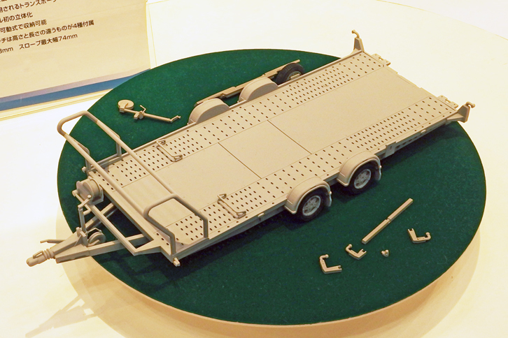これもアオシマの新作である1/24「ブライアンジェームストレーラーズ A4トランスポーター」。情景モデラー待望のトランポで、後端には可動式のスロープが付いている（写真は収納した状態）。2016年12月発売予定で、価格は3456円。