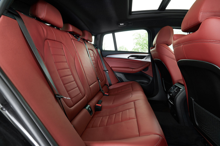 後席の居住スペースは十分に確保されている。