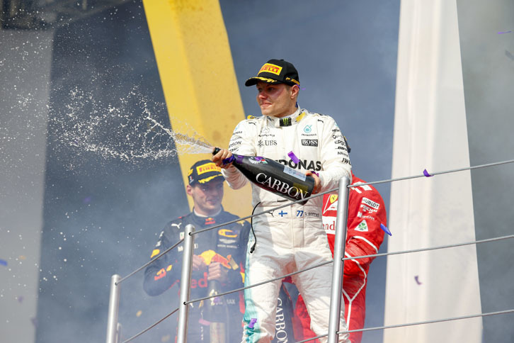 シーズン後半に入り、絶好調のハミルトンの陰に隠れがちだったボッタス（写真）が2位フィニッシュ。9月のシンガポールGP以来となる表彰台にのぼった。ランキング2位のベッテルを15点差の前方に捉え、残り2戦に臨む。（Photo=Mercedes）