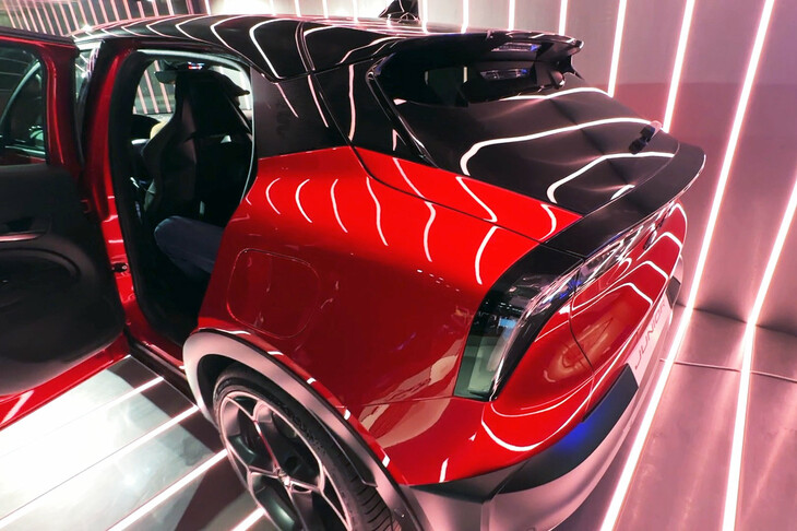 ブーメラン型のテールランプは1998年「マセラティ3200GT」をほうふつとさせる。