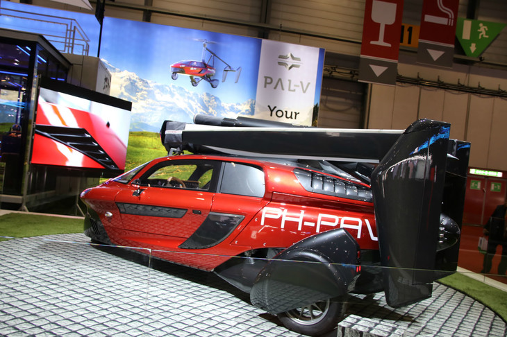 オランダに本拠を置く「空飛ぶクルマ」のメーカー、PAL-V社は、2017年フランクフルトモーターショーに次ぐ積極性を見せた。予価は標準モデルで税別29万9000ユーロ（約3900万円）。