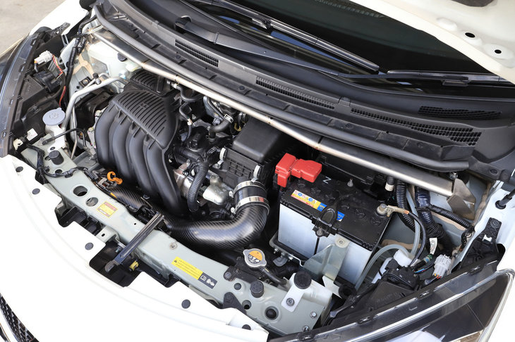 「ノートNISMO S」のエンジンは、「マーチNISMO S」のそれとボアは同じ（78.0mm）だが、よりロングストローク（83.6mm）。その分だけトルクフルなエンジン特性となっている。
