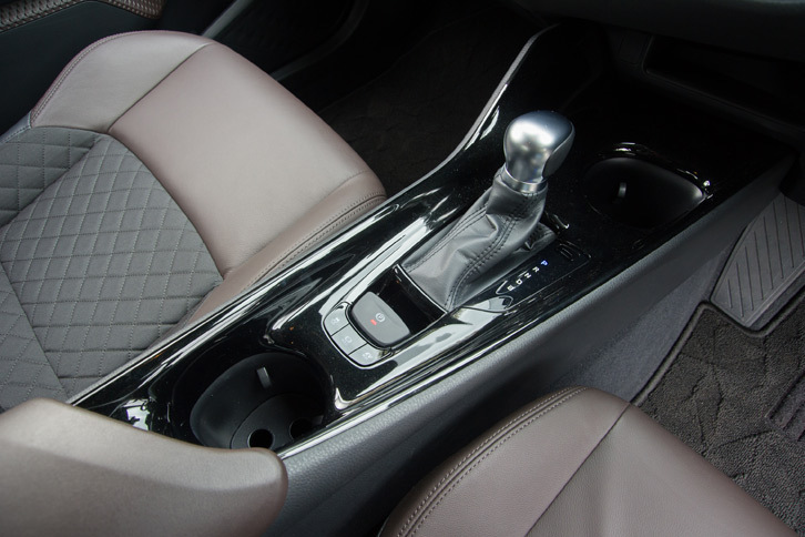 「G」のシフトセレクター。「C-HR」ではターボ車、ハイブリッド車ともにストレートゲートのレバー式で、ターボ車では手動変速も可能となっている。