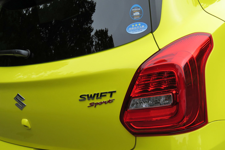 テールゲートを飾る「SWIFT Sport」のバッジ。3ナンバーのワイドボディーに合わせ、テールランプには通常のモデルとは異なる形状のものが採用されている。