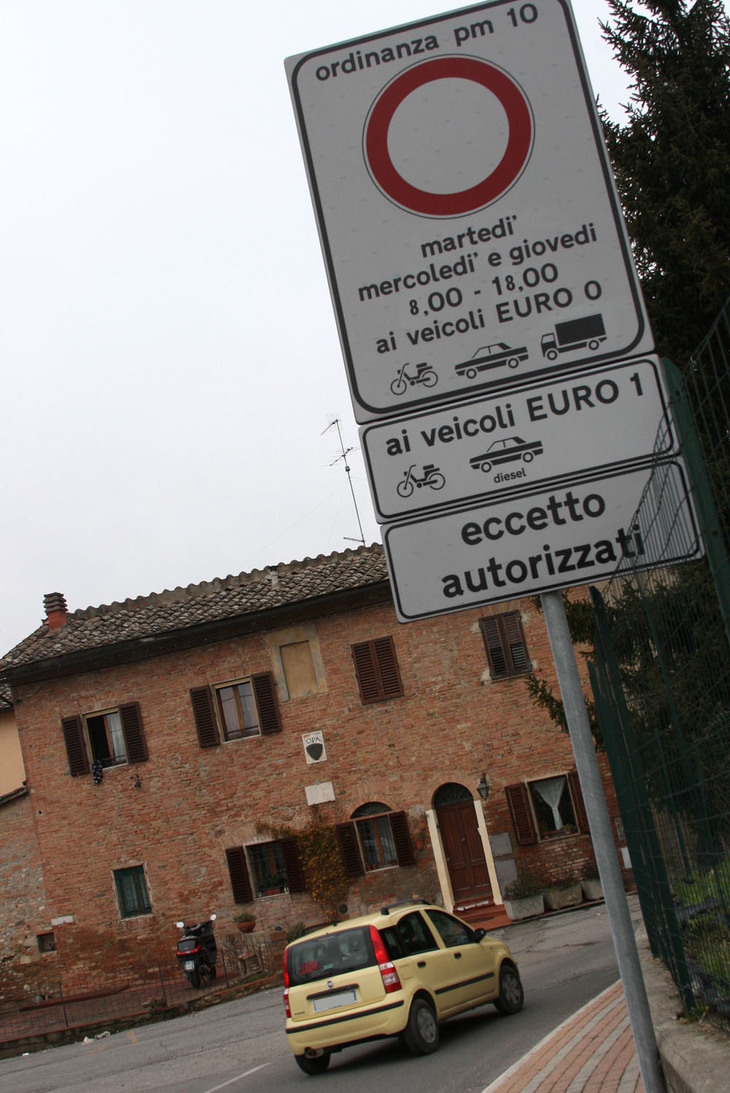 通行止めのバリエーションとして、このような標識も。「火、水、木は欧州排出ガス基準ユーロ0のクルマ禁止、ユーロ1のディーゼル車禁止。許可車両を除く」