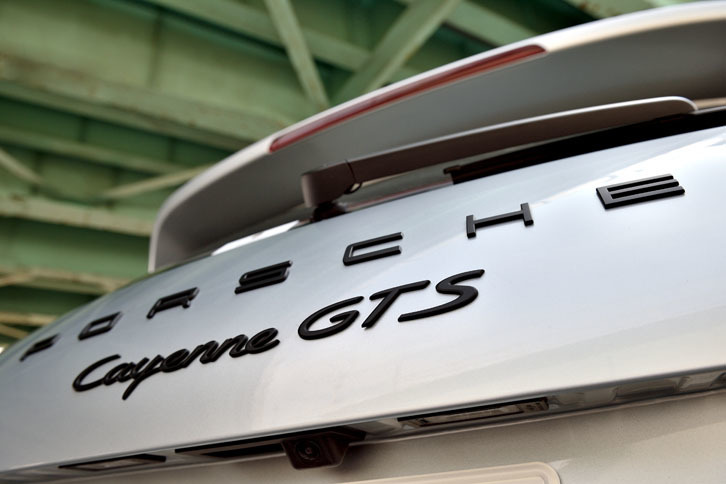 「カイエンGTS」のエンジンが4.8リッターV8自然吸気から3.6リッターV6ターボに変更されたのは2014年11月のこと。あれから早くも2年半が経過した。車両価格は1424万円。