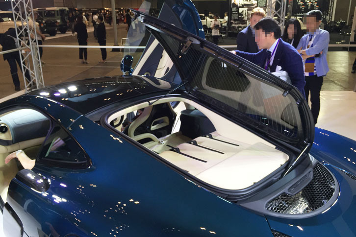 キャビンの後方にはラゲッジスペースが用意される。右ハンドル車の場合、リアガラスは右ヒンジで開く。