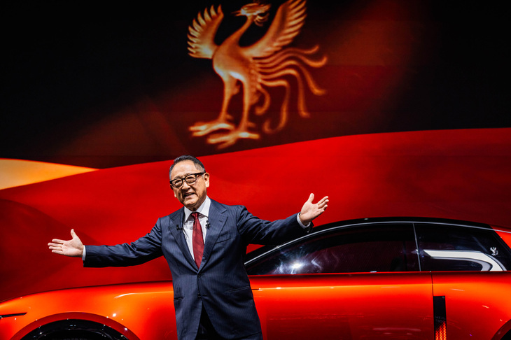 「ジャパンモビリティショー2025」より、センチュリーのプレスブリーフィングに登場した、トヨタ自動車の豊田章男会長。