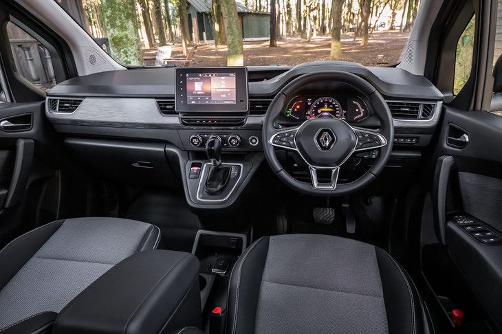 8インチのセンタースクリーンや7インチのデジタルインストゥルメントパネルなどによって現代化されたコックピット。チルト＆テレスコピック調整機能付き本革巻きステアリングホイールが全モデルに標準で装備される。