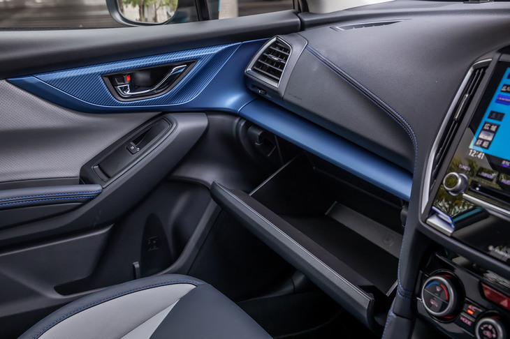 マットブルーの金属調パネルは「アドバンス」のみに用意されるもの。グローブボックスは、備え付けの車検証や取説を入れても若干の余裕があった。