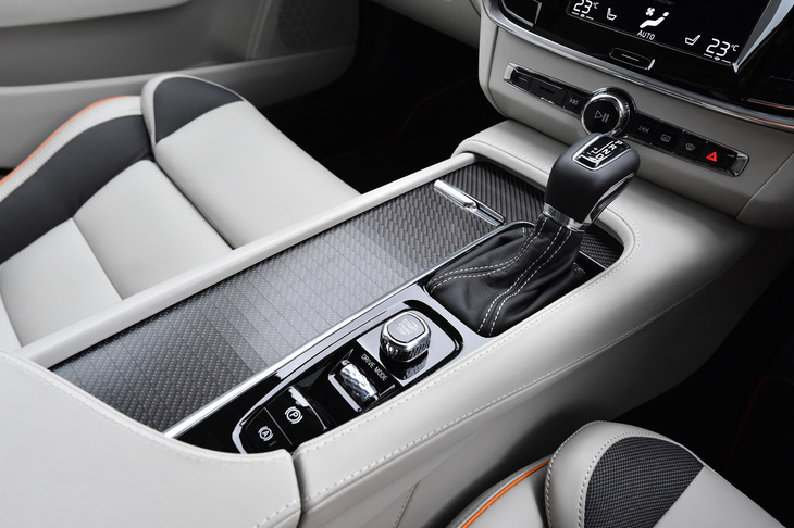 センターコンソールのカップホルダーなどをカバーするシャッターも専用カーボンファイバーパネルで仕立てられている。