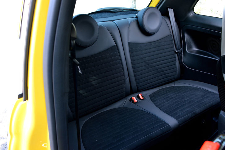 後席の定員は2人。前席と同様に、レザーとアルカンターラで仕立てられている。